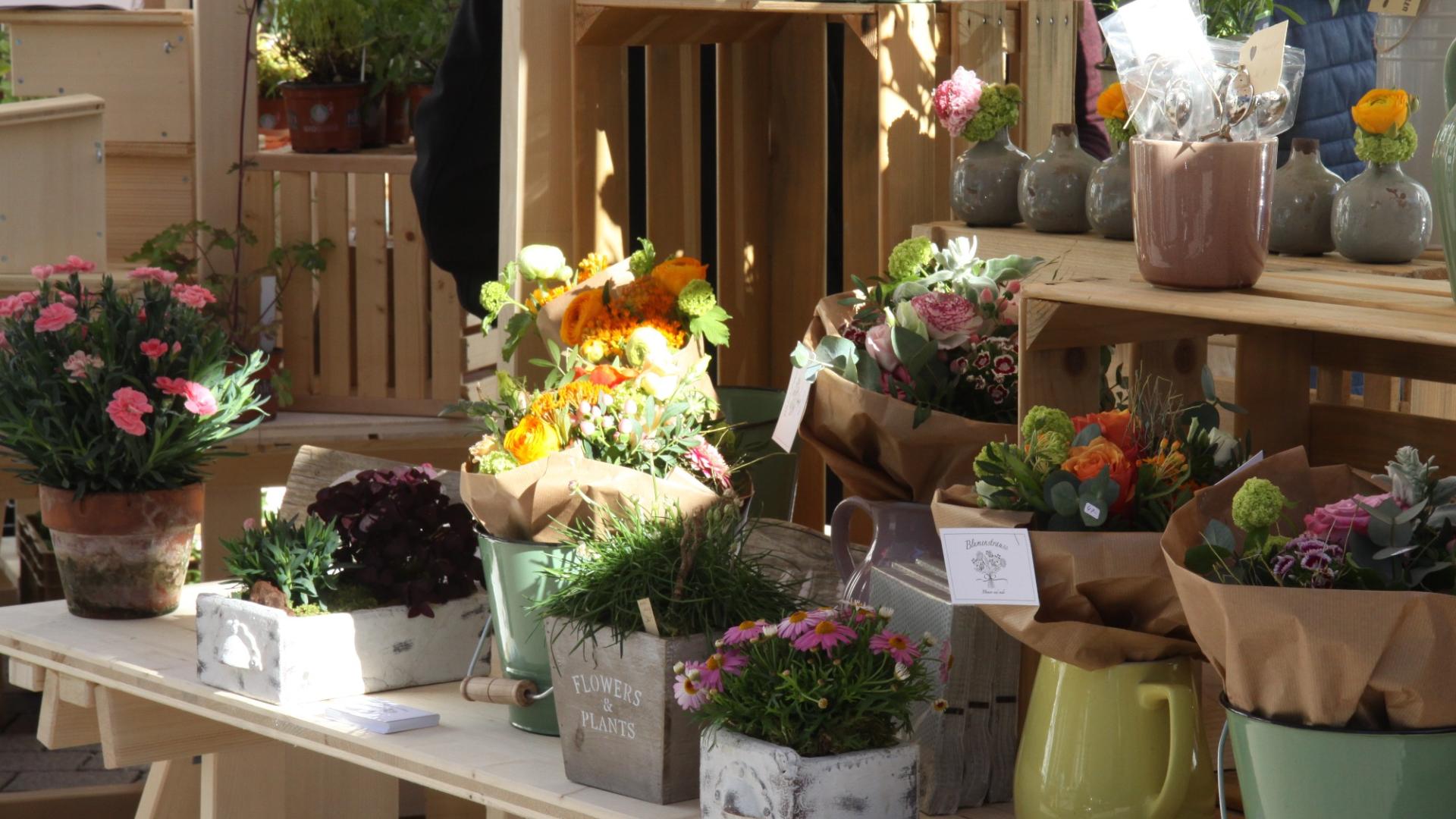 Stand mit verschiedenen Blumen