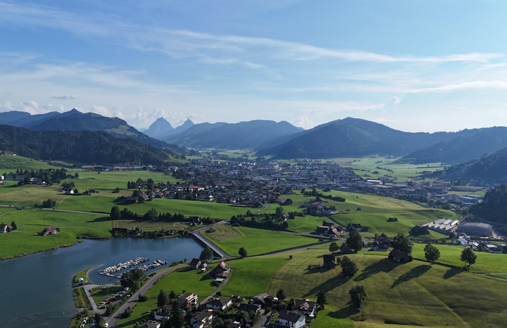 Drohnenshot von Einsiedeln vom Sihlsee aus mit Mythen im Hintergrund