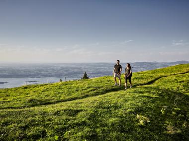 Ein Paar unterwegs auf einer Wanderung