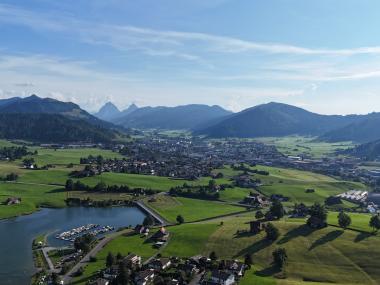Drohnenshot von Einsiedeln vom Sihlsee aus mit Mythen im Hintergrund