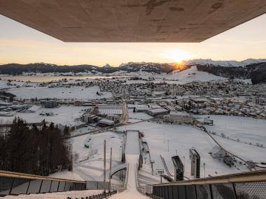 Ausblick auf den Schanzentisch und Panorama im Winter 