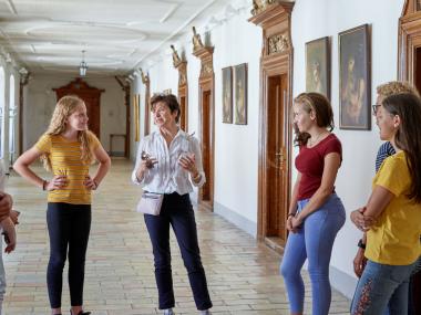 Studenten bei einer Führung im Kloster Einsiedeln