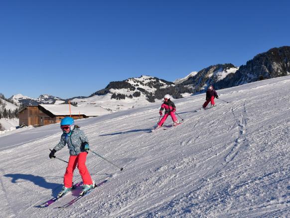 Kinder unterwegs auf der Piste.